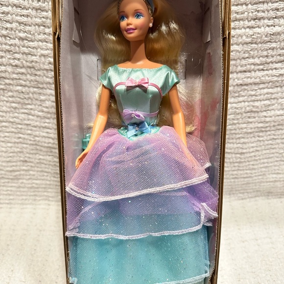 Avon Spring Collection Barbies - Picture 5 of 6